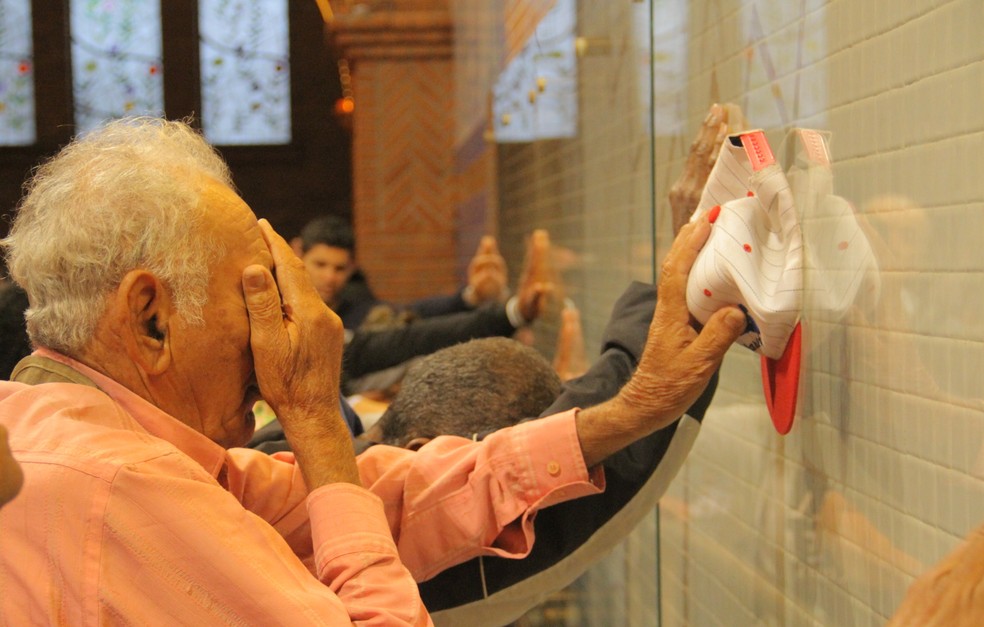 Emo&Atilde;&sect;&Atilde;&pound;o toma conta dos devotos em Aparecida &acirc;?? Foto: Carlos Santos/G1