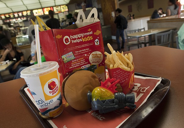 Combo do Mc Lanche Feliz que a rede de fast-food McDonald’s oferece a crianças no mundo todo (Foto: David Paul Morris/Getty Images)