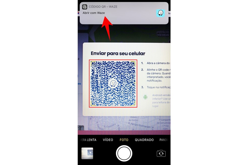 Fazendo a leitura do QR Code do Waze no celular — Foto: Reprodução/Rodrigo Fernandes