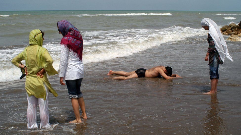 Praia no Mar Cáspio em 2005 (Foto: Getty Images via BBC News)