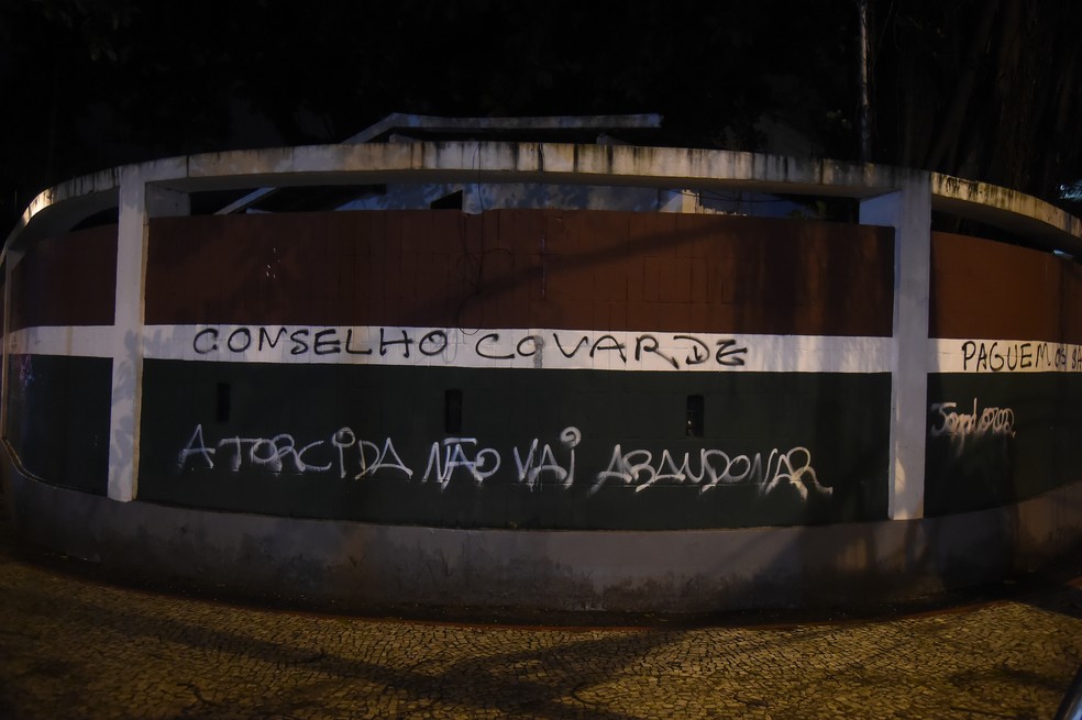 Pichações no muro das Laranjeiras — Foto: André Durão