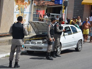 Um dos corpos foi encontrado ao lado de carro que pertencia ao pai de uma das vítimas (Foto: Walter Paparazzo/G1)