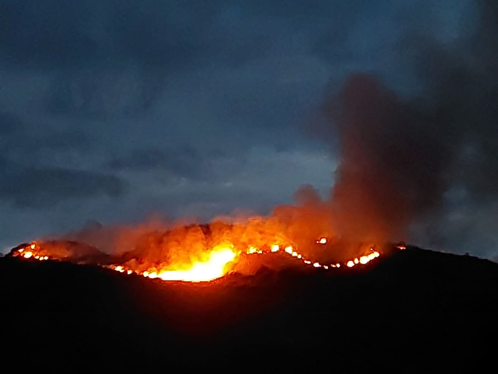 Incêndio atinge serra no Vale do Capão; agentes do ICMBio atuam para extinguir foco 