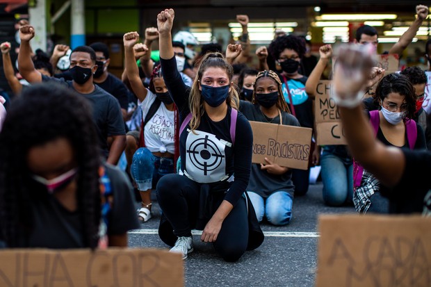 Um grupo de manifestantes ajoelhados segura cartazes antirracistas nas ruas de São Gonçalo, Rio de Janeiro, em meio à pandemia de coronavírus, em  junho de 2020 (Foto: Buda Mendes/Getty Images)