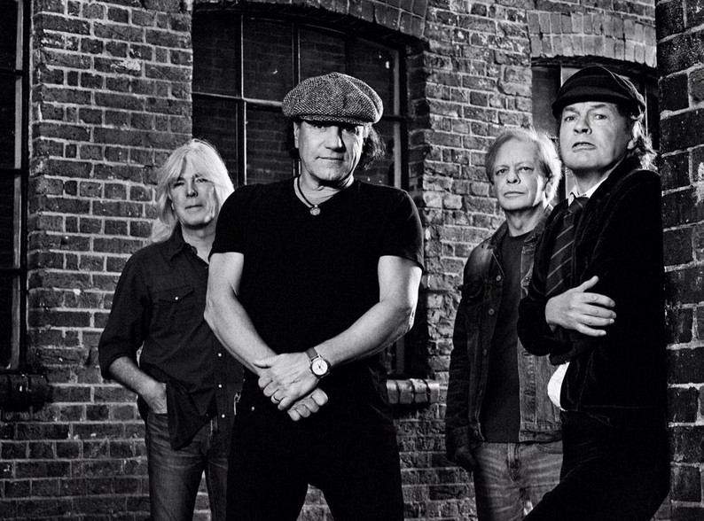 O músico Brian Johnson com seus colegas de AC/DC (Foto: Twitter)