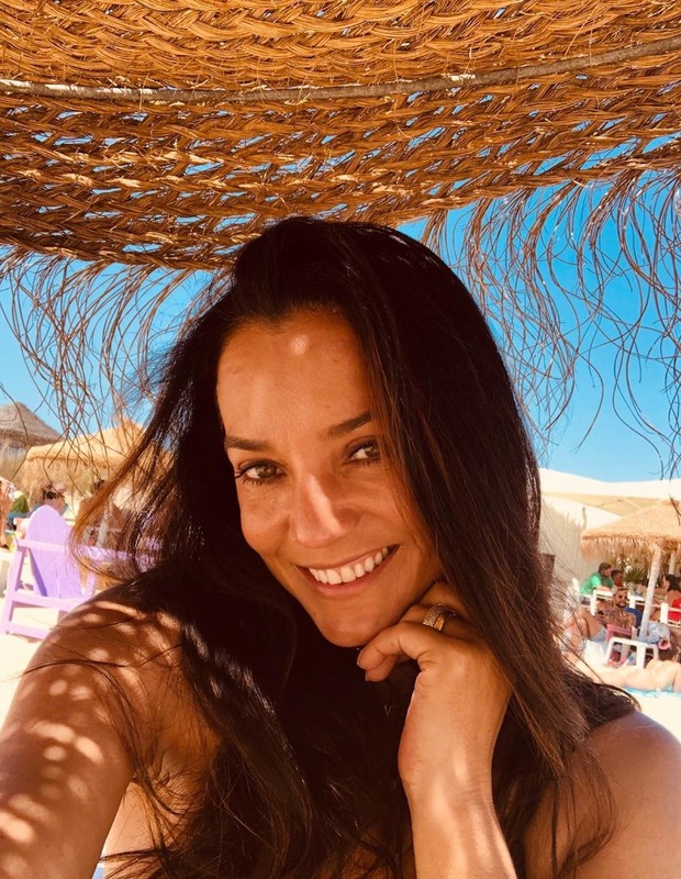 Mônica Carvalho posa em praia de Portugal (Foto: Reprodução/Instagram)