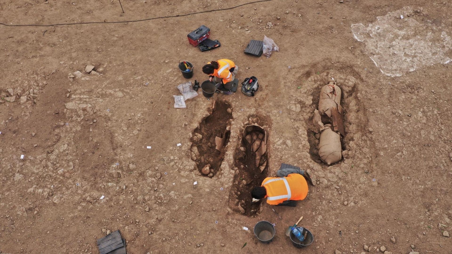 Arqueólogos trabalham nas escavações na ilha francesa da Córsega  (Foto: Pascal Druelle/Inrap)