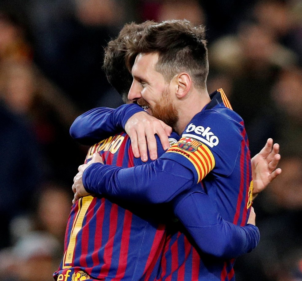 Coutinho abraça Messi após marcar um dos gols da goleada do Barcelona — Foto: REUTERS/Albert Gea