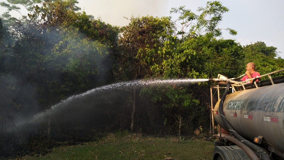 Foram utilizados 35 mil litros de água para conter o fogo — Foto: Defesa Civil