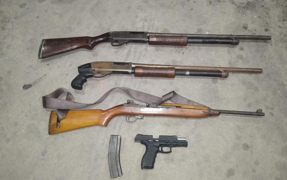 Armas encontradas em carro com suspeitos de ataque a banco em Jeremoabo, na Bahia — Foto: Divulgação/SSP-BA