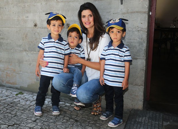 Isabella Fiorentino levou os filhos trigêmeos ao teatro (Foto: Manuela Scarpa/FotoRioNews)