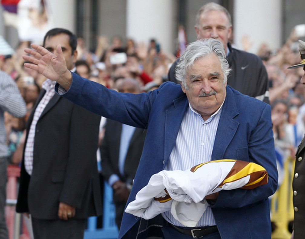 José Mujica acena ao povo em seu último evento oficial como presidente do Urugua (Foto: Reuters/Andres Stapff)