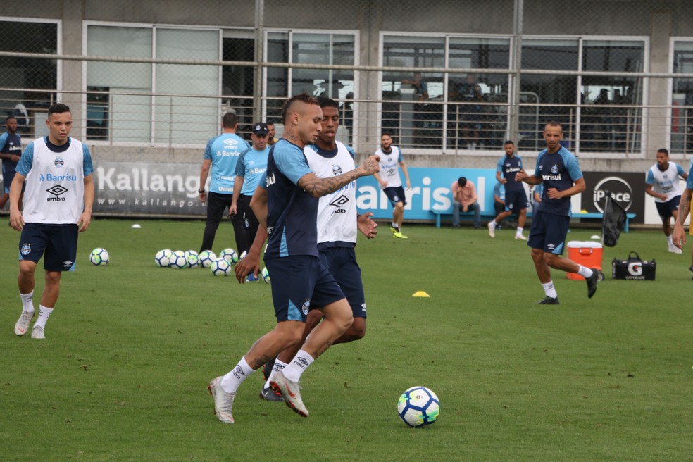 Everton treinou junto aos reservas nesta quarta — Foto: Eduardo Moura