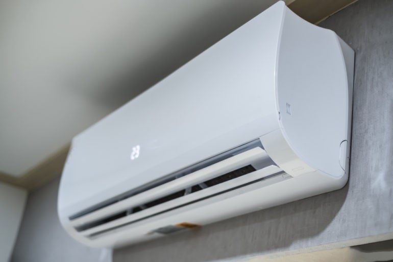 Para que o ar-condicionado funcione de forma eficiente e sem prejudicar a saúde, é preciso que se façam manutenções regulares. (Foto: Reprodução/Shoptime)
