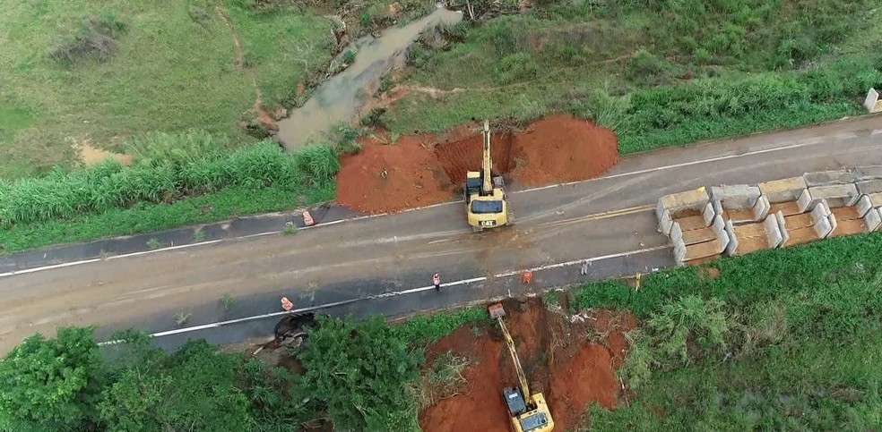 Obras de recuperação da BR-259, em Colatina, Noroeste do ES, começaram nesta terça-feira (6) — Foto: Reprodução/TV Gazeta