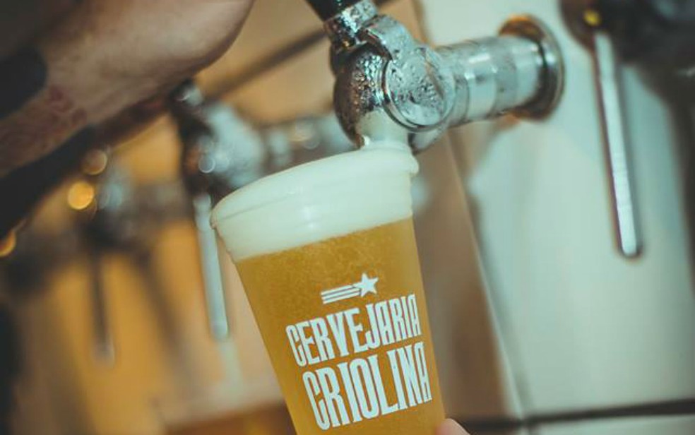 Copo de cerveja é servido no galpão da Cervejaria Criolina, em Brasília (Foto: Cervejaria Criolina/Divulgação)