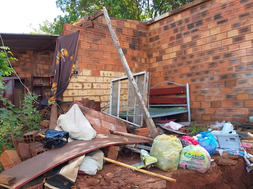Parte de edícula cedeu no Bairro Estação, em Teodoro Sampaio — Foto: Heloise Hamada/TV Fronteira