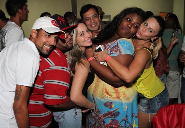 Viviane Araújo posa com amigos (Foto: ABC Photos/Divulgação)