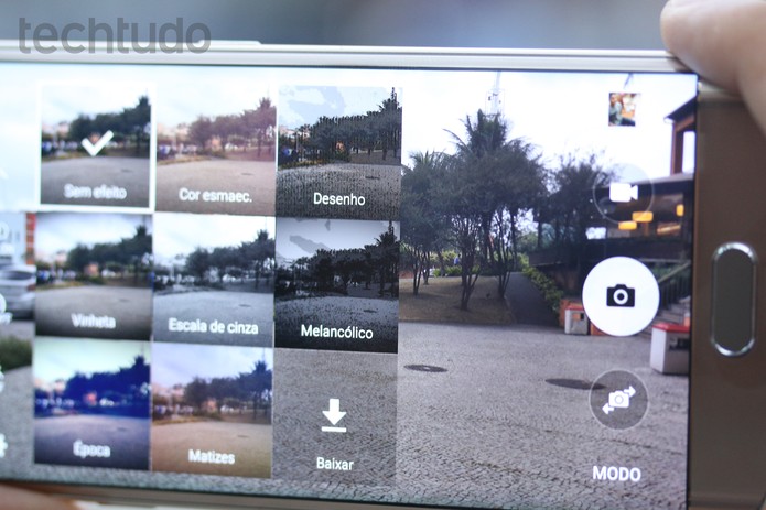 A câmera do Galaxy S6 permite baixar mais efeitos dentro do próprio app (Foto: Lucas Mendes/TechTudo)