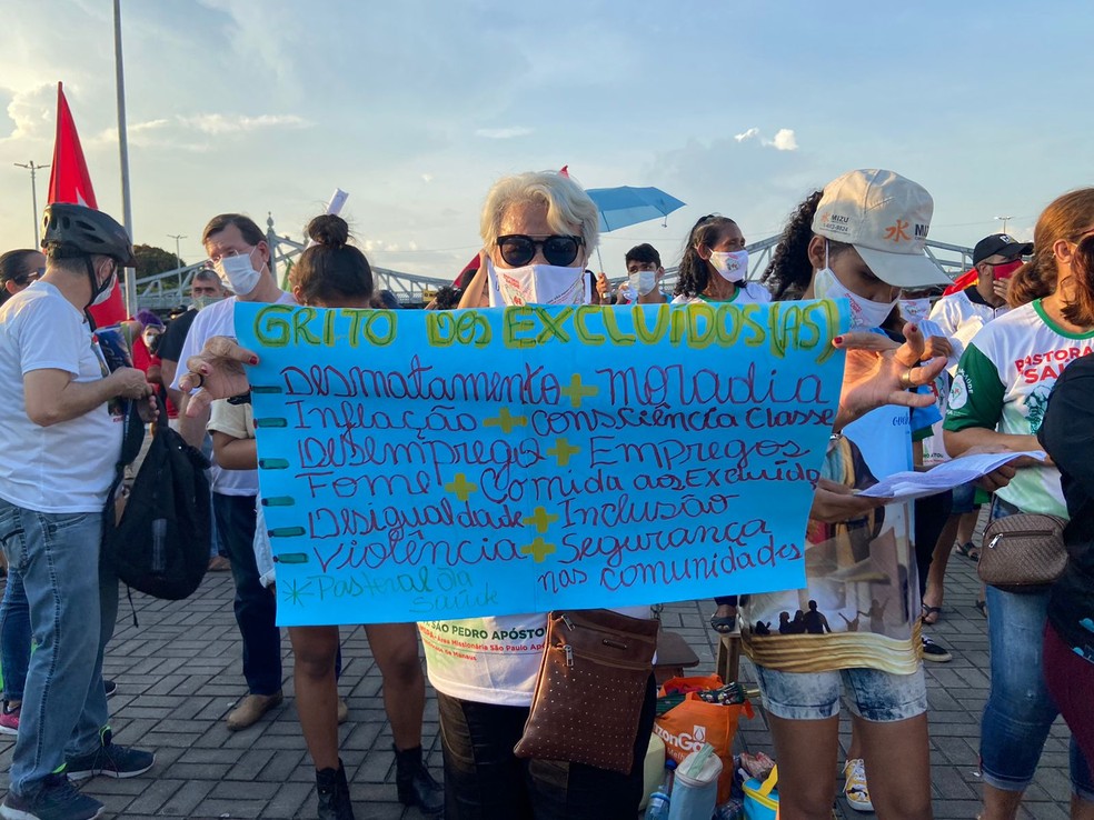 Grito dos Excluídos fez diversas reivindicações em protesto contra Bolsonaro em Manaus. — Foto: Patrick Marques/G1 AM