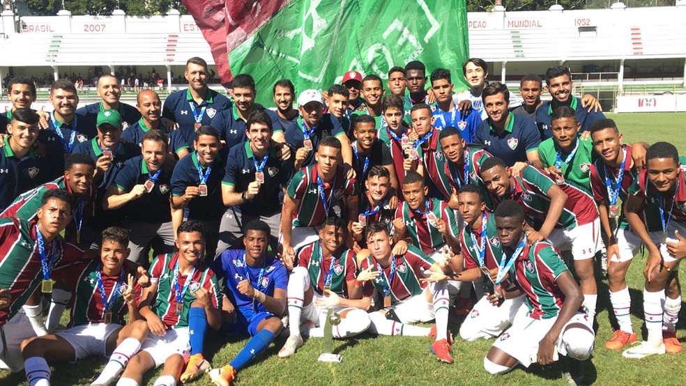 Os garotos do Fluminense comemoram o título da Taça Guanabara Sub-17 — Foto: Caíque Andrade