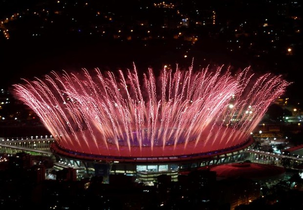 Fogos durante abertura dos Jogos Olímpicos Rio 2016 (Foto: EFE)