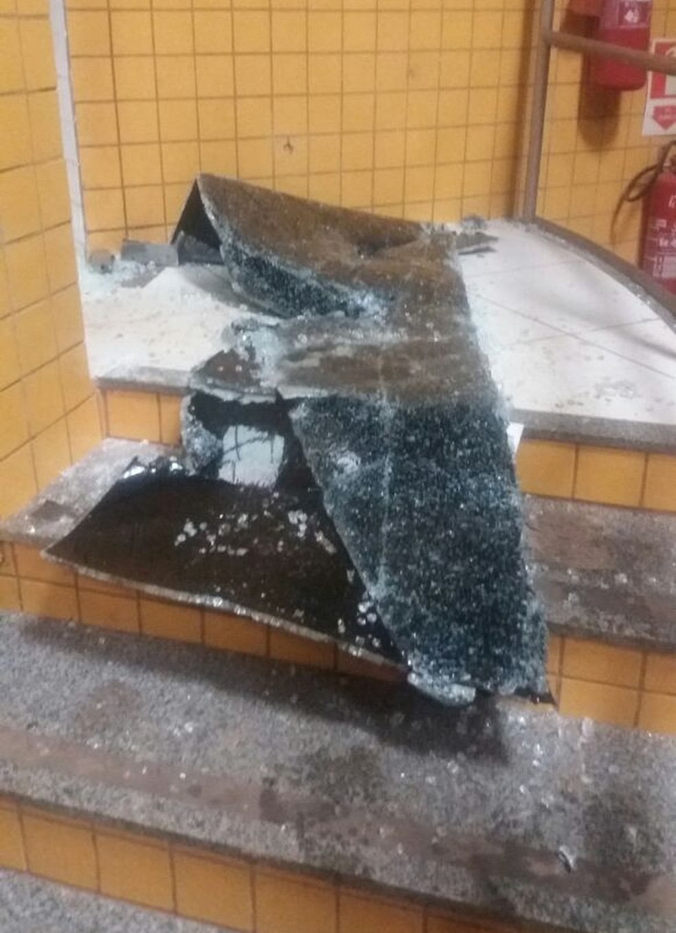 Vidros da unidade operacional da Polícia Rodoviária Federal (PRF) ficaram destruídos durante a troca de tiros. (Foto: Divulgação/Polícia Rodoviária Federal) Vidros da unidade operacional da Polícia Rodoviária Federal (PRF) ficaram destruídos durante a troca de tiros. (Foto: Divulgação/Polícia Rodoviária Federal)
