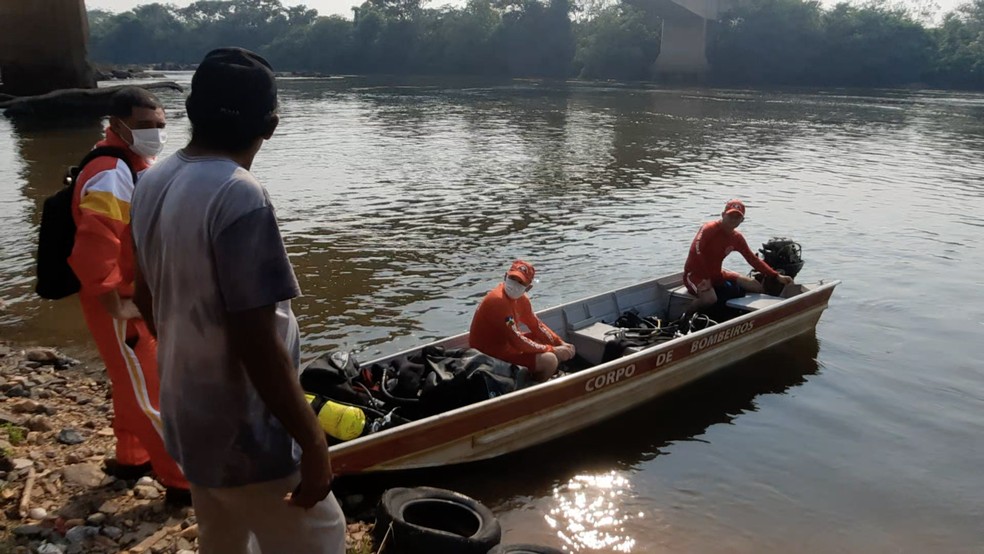 Corpo de Bombeiros fizeram buscas por mais de 5 horas no rio Machado, em Ji-Paraná (RO) — Foto: Reprodução/Rede Amazônica