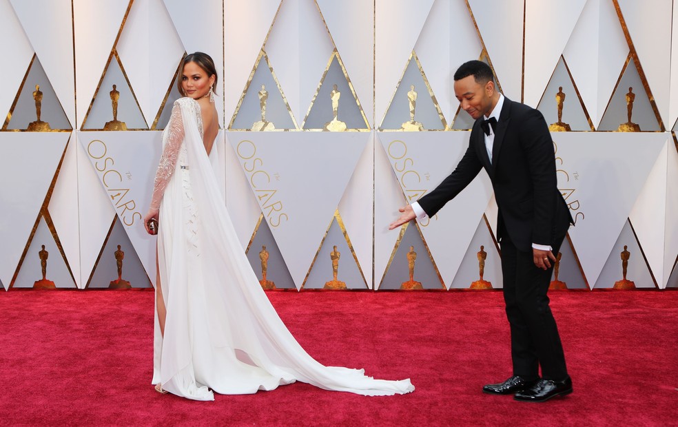 Chrissy Teigen mostra seu vestido para John Legend. Ambos anunciaram que v&atilde;o doar US$ 288 mil a institui&ccedil;&atilde;o de caridade (Foto: REUTERS/Mike Blake)
