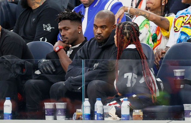 INGLEWOOD, CALIFORNIA - FEBRUARY 13: Antonio Brown, Kanye West and North West attend Super Bowl LVI between the Los Angeles Rams and the Cincinnati Bengals at SoFi Stadium on February 13, 2022 in Inglewood, California. (Photo by Steph Chambers/Getty Image (Foto: Getty Images)