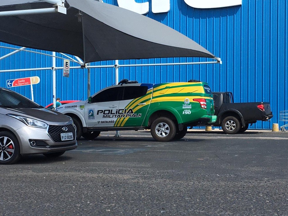 Viatura da Polícia Militar esteve no supermercado na manhã desta segunda-feira (30) — Foto: Murilo Lucena/TV Clube