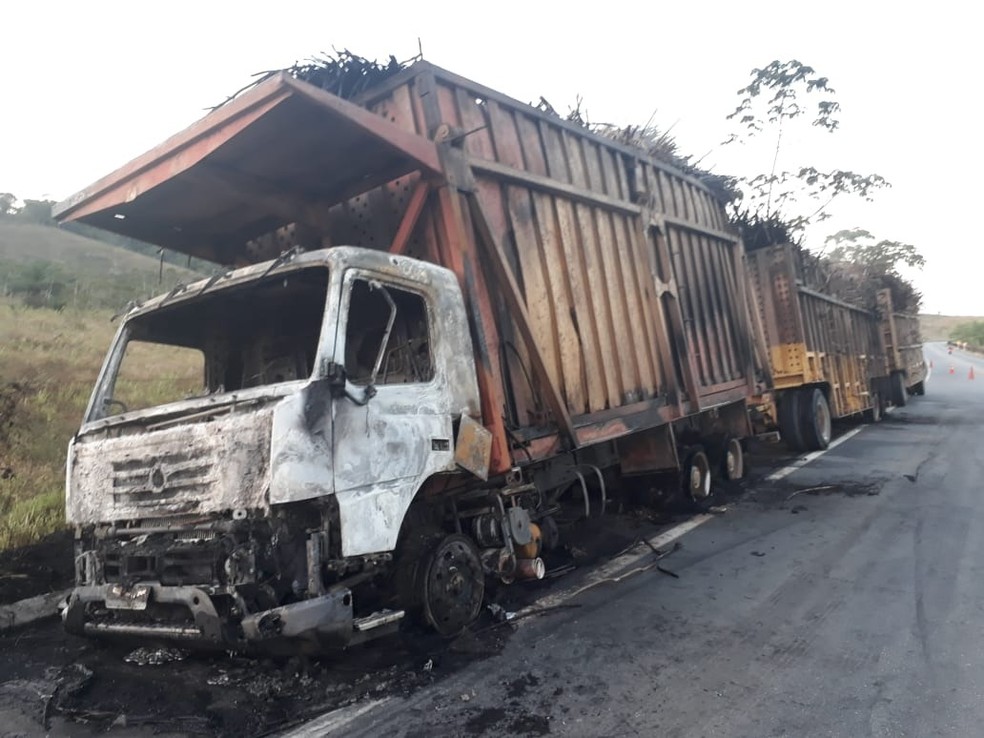 Caminhão carregado com cana-de-açúcar pega fogo em Messias — Foto: Ascom/Bombeiros