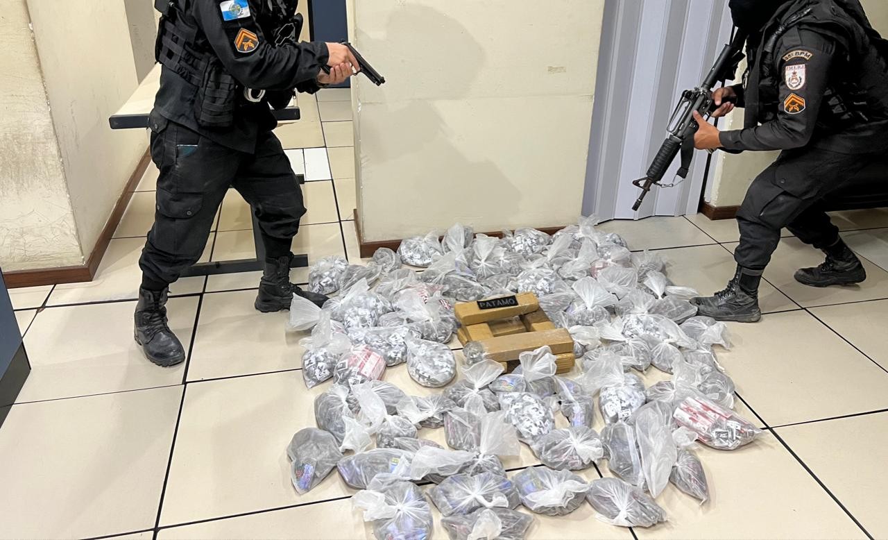 PM apreende 20 kg de maconha em Saquarema, RJ; 7 suspeitos fugiram