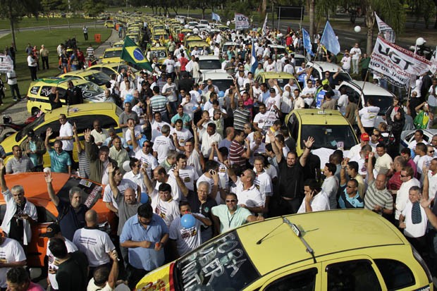 Taxistas cercam aterro do Flamengo em protesto contra o Uber (Foto: Agência O Globo)