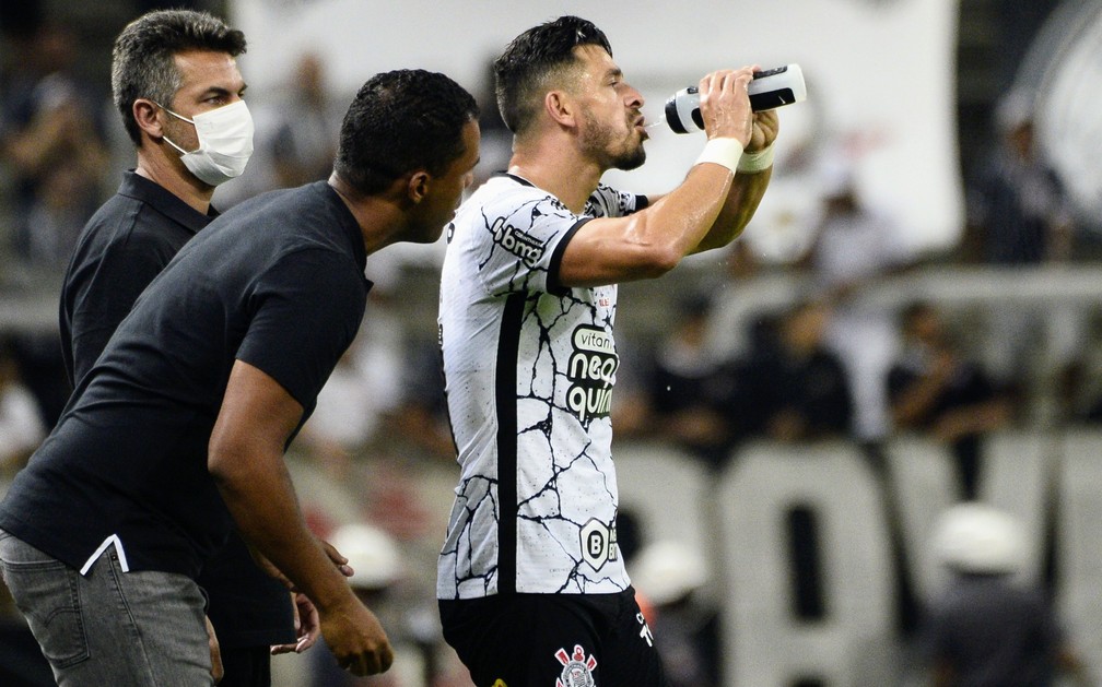 Giuliano mostra versatilidade e vira garçom em início de ano do Corinthians