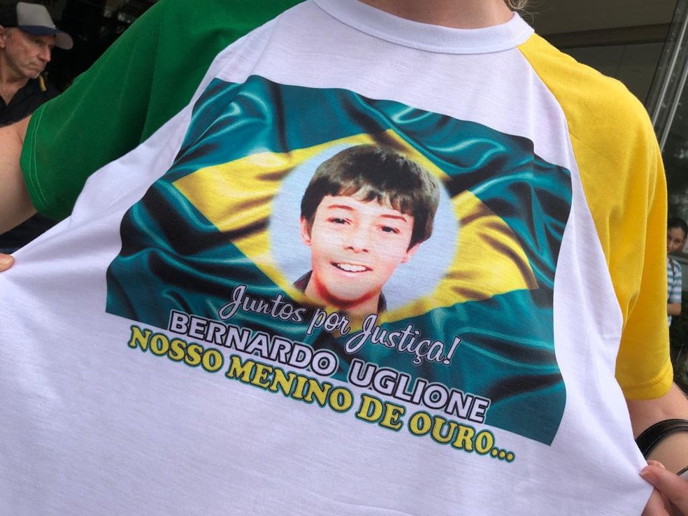 Moradores de Três Passos vestiram camisetas com a foto de Bernardo no último dia do julgamento — Foto: Joyce Heurich/G1