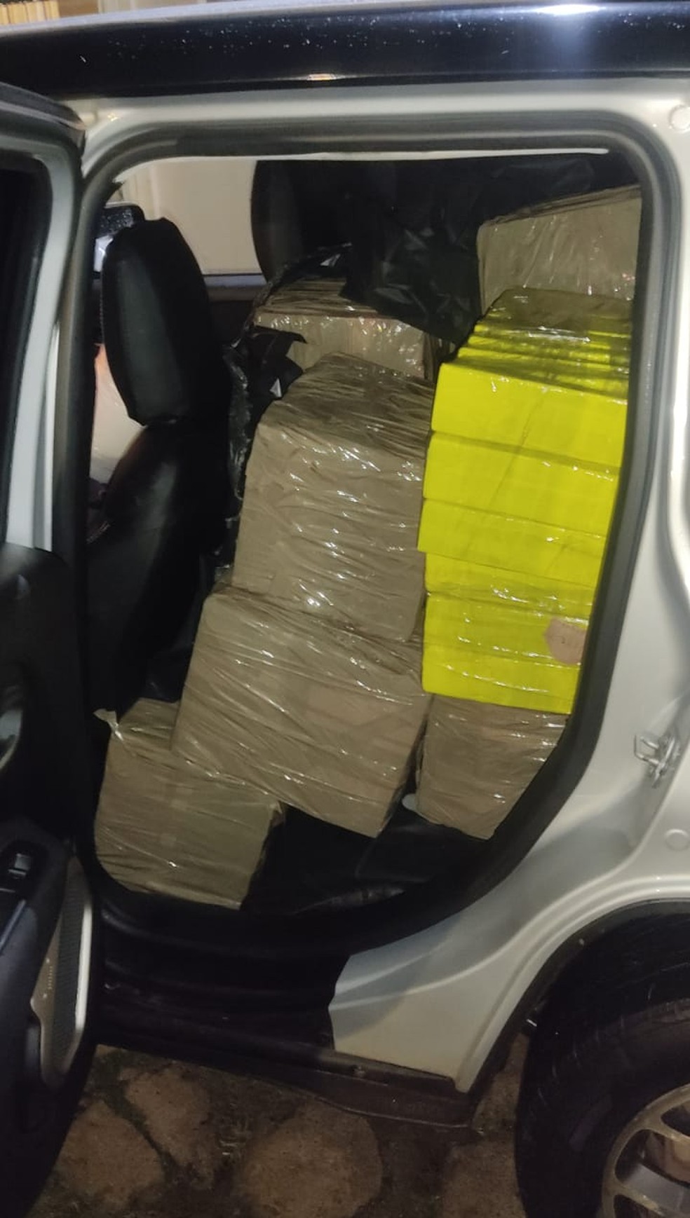 Carga de mais de 800 quilos de maconha foi apreendida dentro de veículo roubado em Pirapozinho (SP) — Foto: Polícia Militar