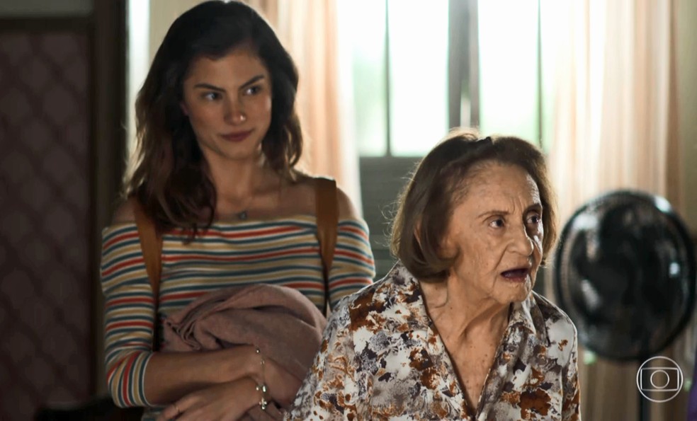 Matilde (Laura Cardoso) diz a Joana (Bruna Hamú) que precisa falar com Maria da Paz (Juliana Paes), em 'A Dona do Pedaço' — Foto: Globo