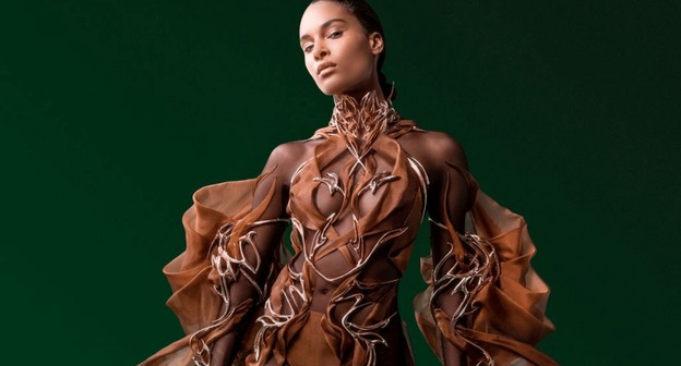Designer cria vestido vegano de alta costura feito resíduo de grãos de cacau