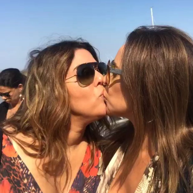 Daniela Mercury e Malu Verçosa beijam muito e cantora se derrete (Foto: Reprodução/Instagram)