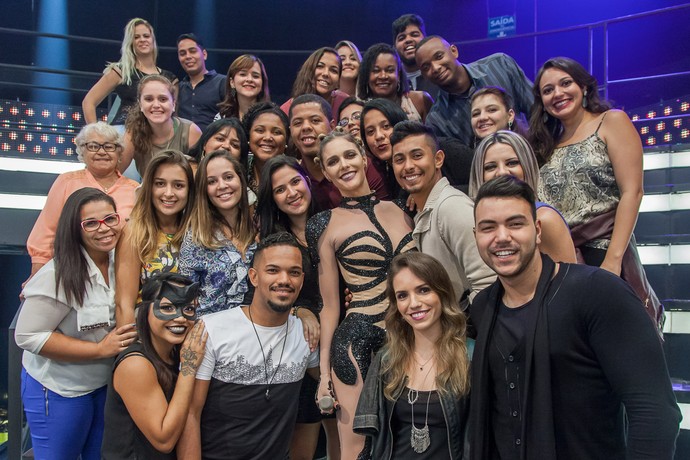 Fernanda Lima posa com a plateia do 'Amor & Sexo' sobre Terror ...