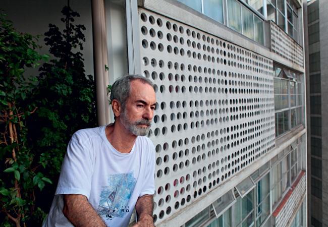 O morador Albino Lupianhez na janela de seu apartamento no Edifício Eiffel, projetado por Oscar Niemeyer e Carlos Lemos (Foto: Felipe Morozini)