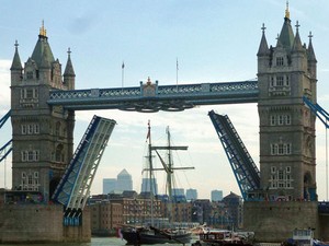 G1 - Ponte mais famosa de Londres ganha chão de vidro sobre o Rio ...