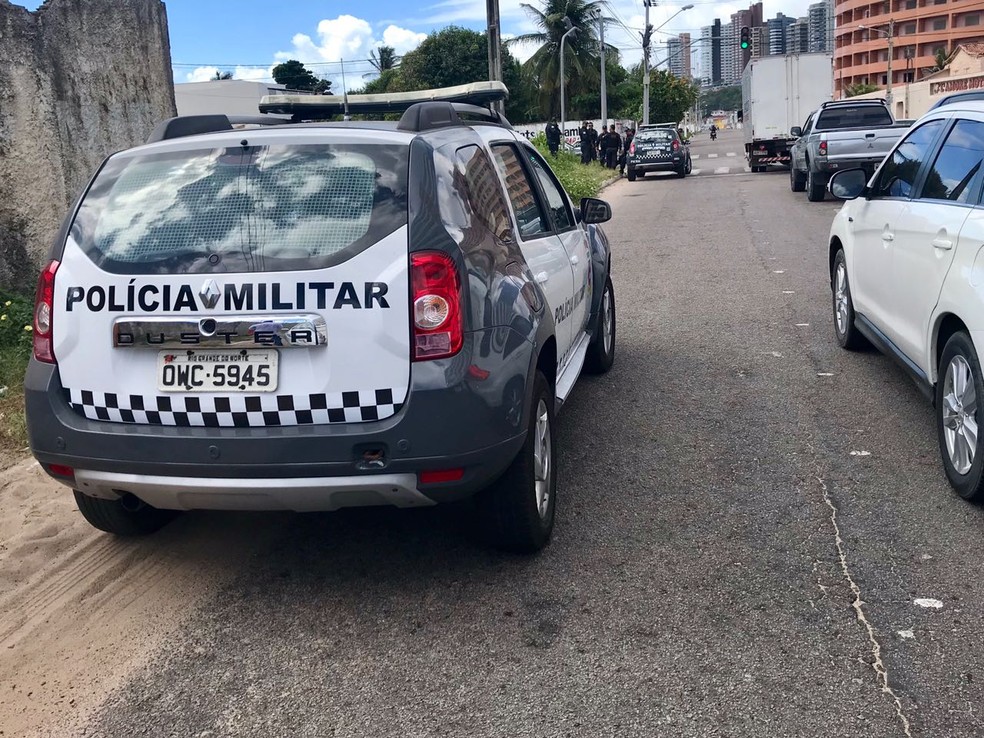 Policial militar foi baleado durante assalto que aconteceu em Natal, na manhã desta terça-feira (20) (Foto: Kleber Teixeira/Inter TV Cabugi)