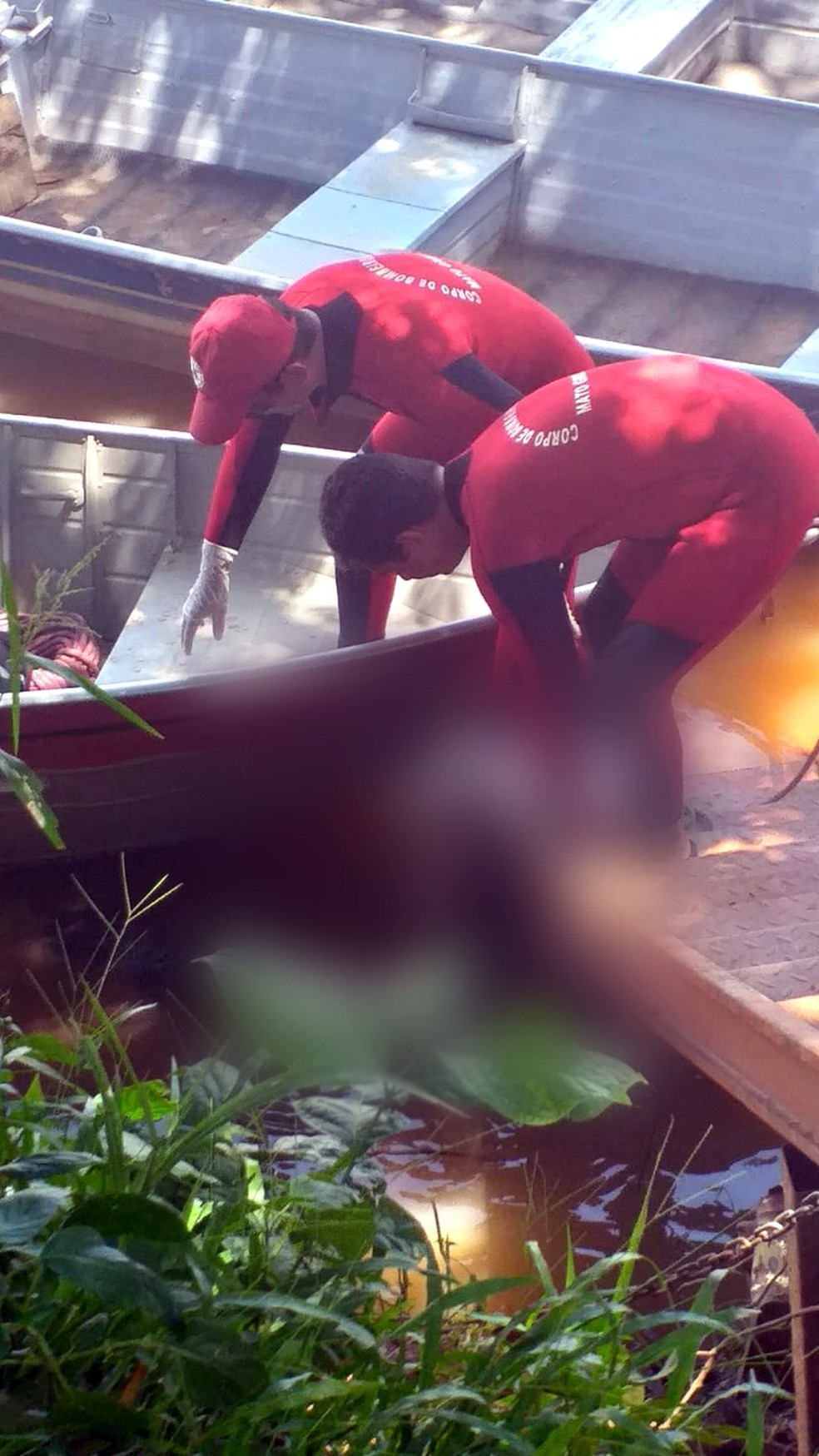 Vítima estava a cerca de 8 metros do barranco onde ocorreu o acidente — Foto: Corpo de Bombeiros Militar