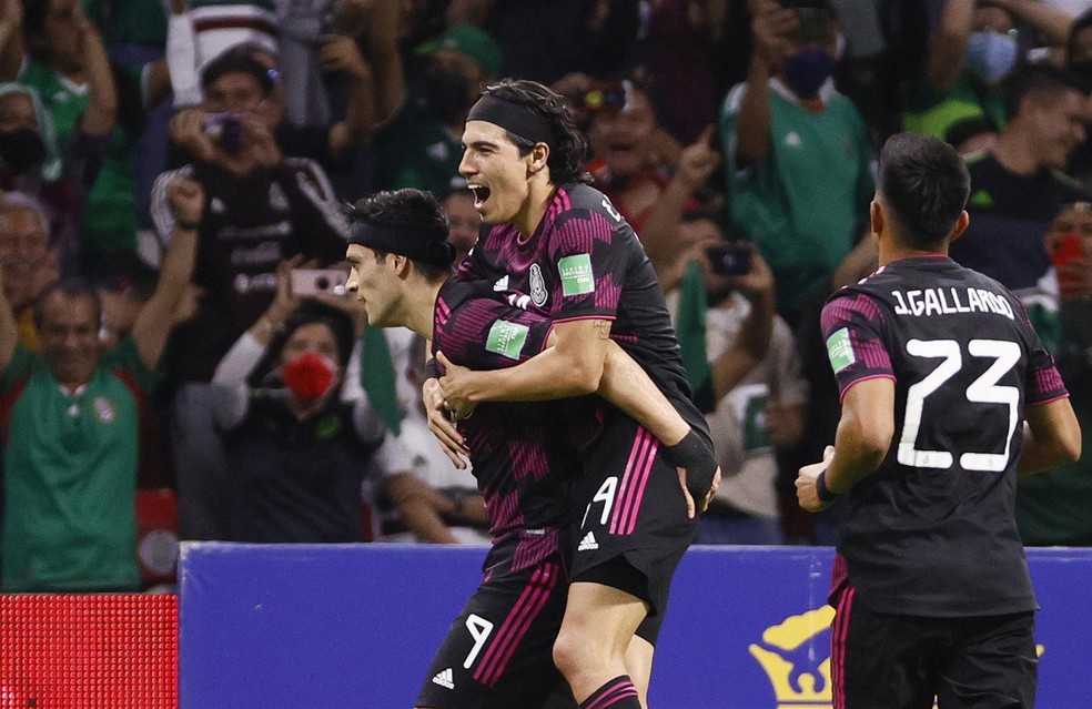 Jogadores do México comemoram gol sobre El Salvador — Foto: EFE