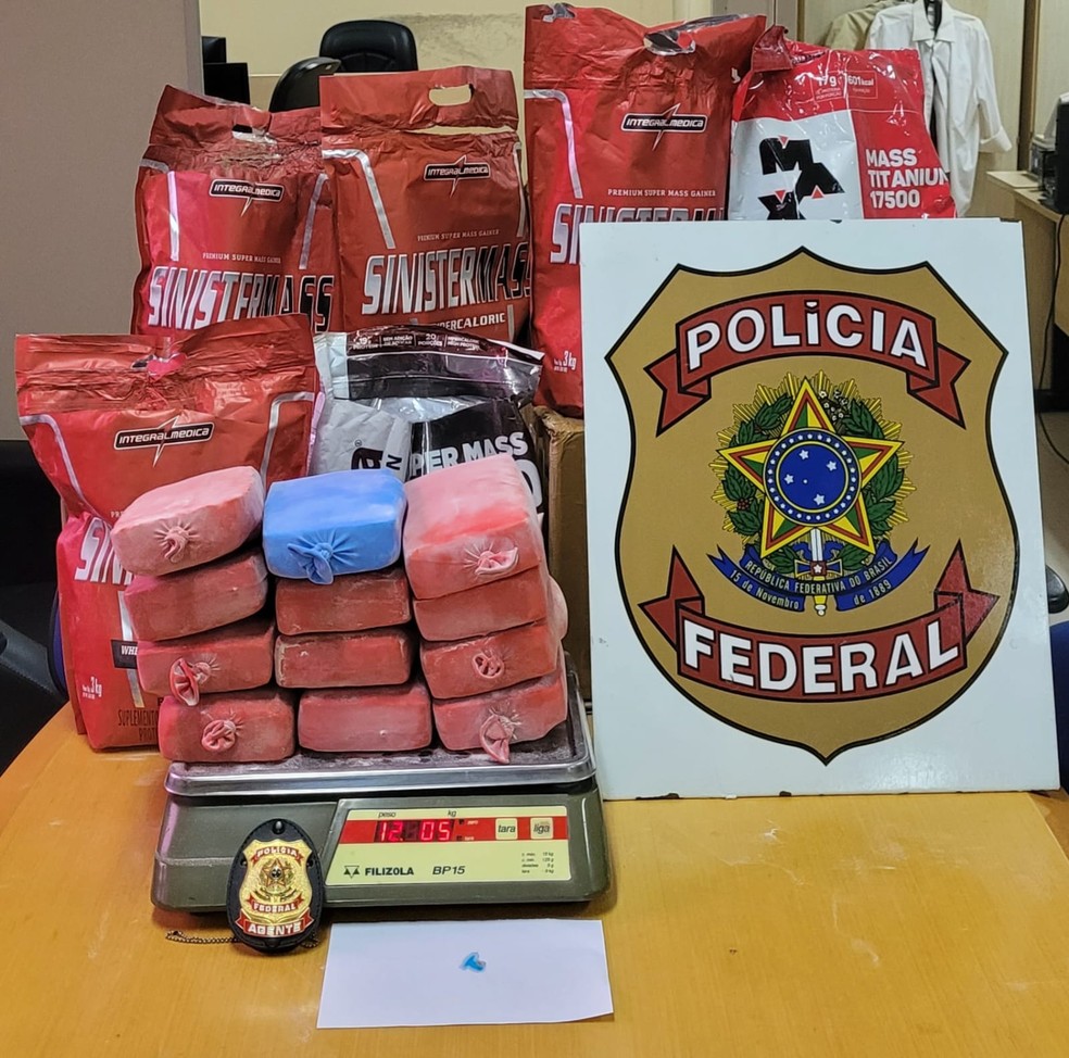 Droga apreendida com os suspeitos durante a operação desta sexta. — Foto: Divulgação / Polícia Federal