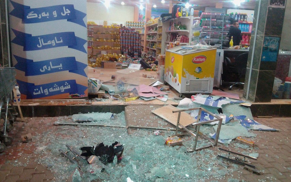 Fachada de loja destruída após terremoto em Halabj, no Iraque, no domingo (12) (Foto: Osama Golpy/Rudaw/Social Media/via Reuters)