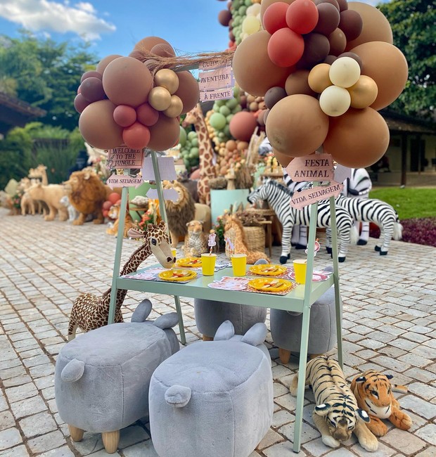 Mesa das crianças com pufes em formato de animais (Foto: Reprodução / Instagram)