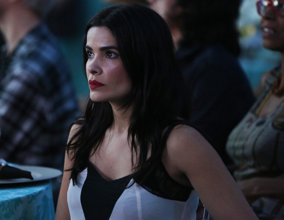Vanessa Giácomo assiste ao primeiro capítulo da novela (Foto: Bella Pinheiro/Gshow)